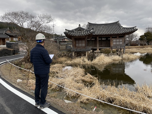 국가유산 시설을점검하는 점검반  /사진제공=경주시