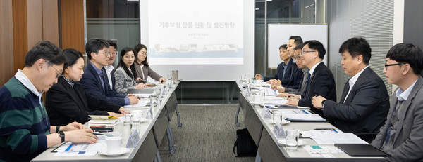 김완섭 환경부장관이 12일 서울 종로구 S타워에서 제3차 기후전략 간담회를 주재하며 기후리스크 관리체계의 발전 방향과 대응 전략에 대해 전문가들과 의견을 나누고 있다. /사진=환경부