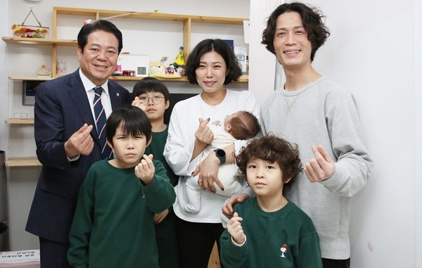 안양9동 여섯째아 출생가정 방문  /사진제공=안양시