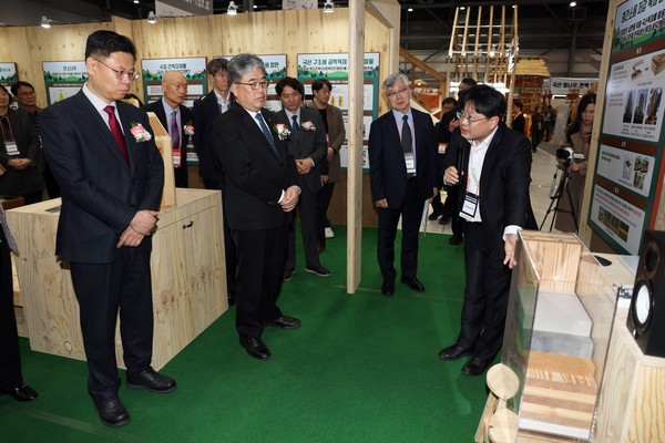 2025 대한민국 목조건축박람회’ 목조건축 기술 및 소재 개발에 대한 최신 연구성과 현장설명회 /사진제공=국립산림과학원