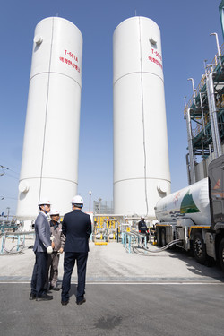 김완섭 환경부장관이 14일 전북 군산시 소재 에스지씨에너지(주)를 방문하여 탄소 포집·활용 설비를 살펴보고 온실가스 감축 선도기업에 대한 지원확대 방안을 논의하고 있다. /사진=환경부