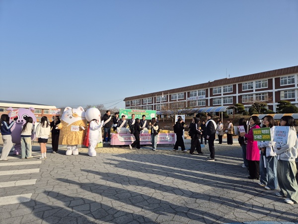 예천여자중학교 에서 펼친 ‘주먹 대신 주먹밥’ 캠페인 /사진제공=경북교육청