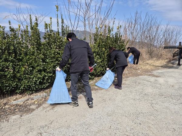 상수원보호구역 환경 정화 활동  /사진제공=김천시