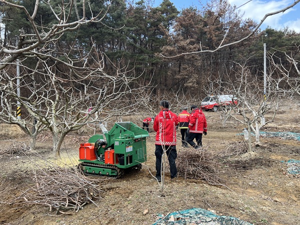 영농부산물 파쇄 처리반 활동  /사진제공=성주군