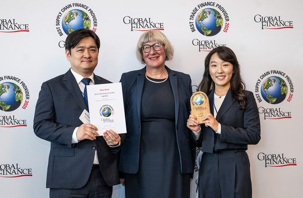 시상식에 참석한 김동혁 가산디지털금융센터지점 팀장(왼쪽)이 길리 라이트(Gilly Wright) 글로벌파이낸스사 트랜잭션 뱅킹 에디터(가운데)와 기념 촬영을 하고 있다. /사진제공=하나은행