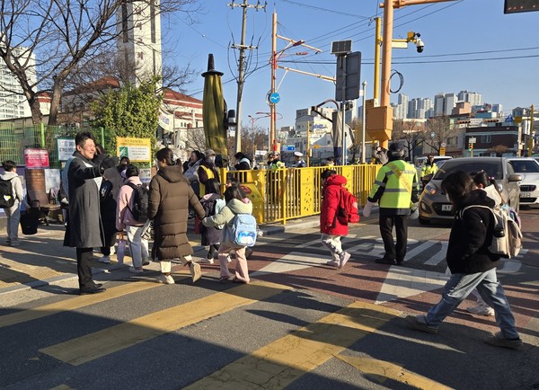 김정헌 중구청장 신광초 등교길에 교통안전 캠페인 진행 /사진제공=중구
