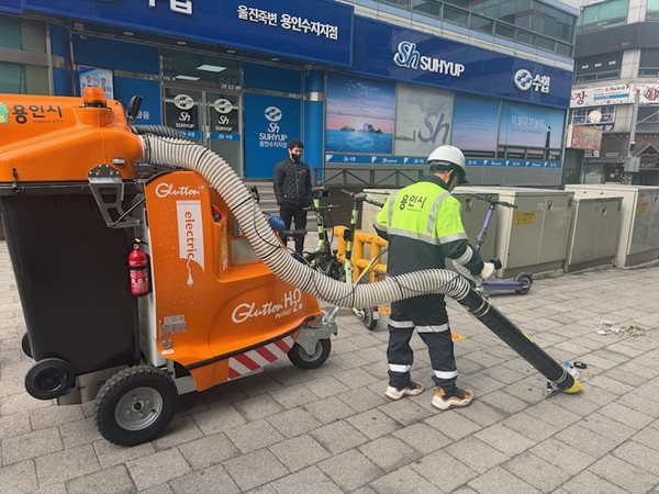 용인특례시, 수지구 풍덕천동 상가밀집지역에 친환경 거리 진공청소기 시범 운영 /사진제공=용인특례시