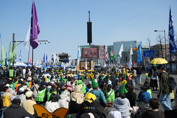후쿠시마 핵사고 14년을 맞아, 윤석열 정부의 핵 폭주 정책을 탄핵하고 에너지 민주주의와 기후정의를 요구하는 ‘탈핵-민주주의행진’을 개최했다. /사진제공=녹색연합