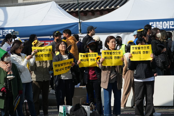 후쿠시마 핵사고 14년을 맞아, 윤석열 정부의 핵 폭주 정책을 탄핵하고 에너지 민주주의와 기후정의를 요구하는 ‘탈핵-민주주의행진’을 개최했다. /사진제공=녹색연합