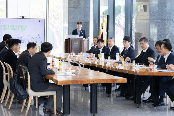 김완섭 환경부장관이 17일 서울 강서구 소재 에코바이오홀딩스에서 기후테크 기업 보증지원을 위한 현장간담회에 참석하여 기업 및 금융기관 관계자들과 함께 기후테크 기업 육성을 위한 금융지원 방안을 논의하고 있다. /사진=환경부