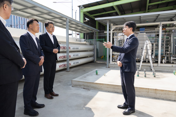 김완섭 환경부장관이 17일 서울 강서구 마곡에코수소충전소를 찾아 서남물재생센터에서 발생하는 바이오가스 활용 수소생산계획을 점검하고 있다. /사진=환경부
