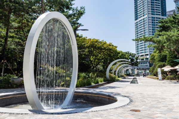 물순환 회복사업으로 조성된 ‘물길정원’ (버려지는 지하수를 활용한 쿨링포그) /사진제공=영등포구