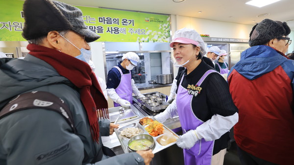 신계용 과천시장 노인복지관에서 배식봉사 /사진제공=과천시
