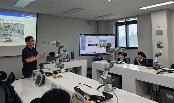 한국폴리텍대학 로봇캠퍼스에서 진로체험 프로그램에 참여한 학생들에게 협동 로봇 실습을 진행하고 있다. /사진=고용노동부