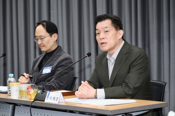 '자치분권협의회 정례회의'에서 “진정한 자치분권이 무엇인지 논의할 필요가 있다"고 강조하는 이재준 시장