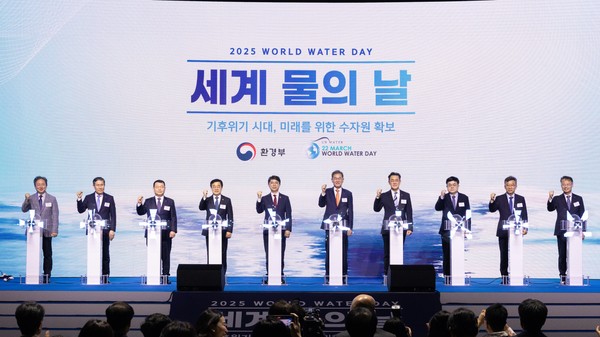 김완섭 환경부장관이 21일 경기도 고양시 일산 킨텍스에서 열린 ‘2025년 세계 물의 날’ 기념식에 참석해 배덕효 국가물관리위원장 등 주요 내빈과 함께 기념촬영을 하고 있다. /사진=환경부