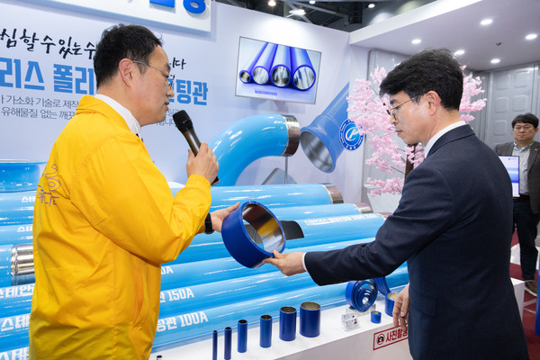 김완섭 환경부장관이 21일 경기도 고양시 일산 킨텍스에서 열린 국제물산업박람회 전시장을 찾아 물산업 기자재 및 정보통신기술 활용 원격 제어시스템 등을 살펴보고 있다. /사진=환경부