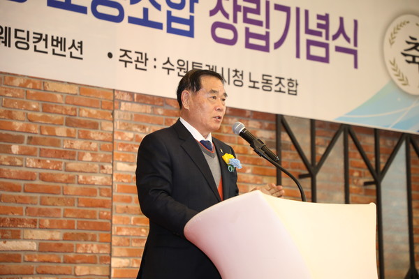수원특례시청노동조합 창립 29주년 기념식에 참석해 인사말을 하는 수원시의회 이재식 의장 /사진제공=수원특례시의회