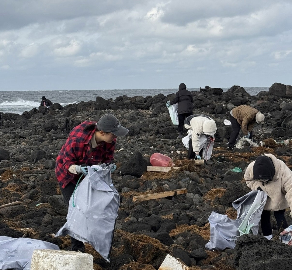 지난 2월 8일 제주 애월해안 인근에서 진행한 해양 쓰레기 수거 활동 /사진제공=WWF