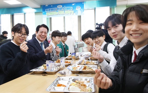 19일 성문중고교 급식실을 둘러보고 학생들과 식사하는 최대호 안양시장  /사진제공=안양시