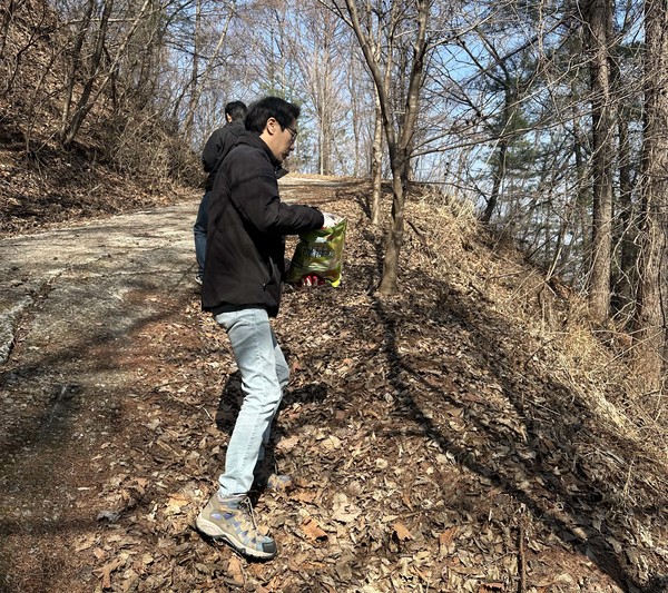 영주시 평은면 일대에 멧돼지 기피제를 살포하고 있다. /사진제공=영주시
