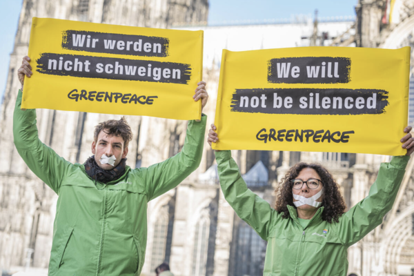 그린피스가 '우리는 침묵하지 않는다'는 배너들 들고 슬랩에 저항하는 메시지를 전하고 있다. /사진제공=그린피스