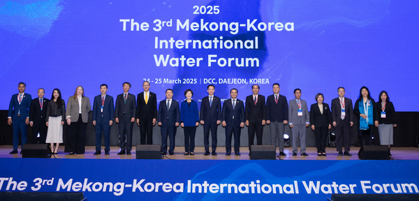 이병화 환경부차관이 24일 대전 유성구 대전컨벤션센터에서 열린 제3차 한-메콩 국제 물포럼에 참석하여 한화진 탄소중립녹색성장위원회 위원장, 윤석대 한국수자원공사 사장 등 국내‧외 참석자들과 함께 기념촬영을 하고 있다. /사진=환경부
