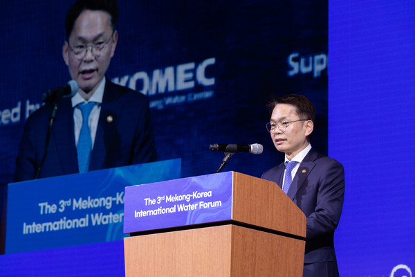 이병화 환경부차관이 24일 대전 유성구 대전컨벤션센터에서 열린 제3차 한-메콩 국제 물포럼에 참석하여 “메콩지역의 기후위기 대응 및 물 문제 해결을 위한 실질적인 논의와 협력 방안을 발굴하는 계기가 되길 바란다”고 개회사를 하고 있다. /사진=환경부