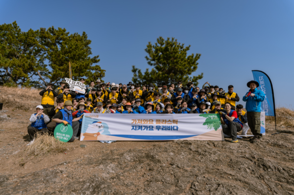 연안 정화 캠페인에 참여한 사람들 /사진제공=해양환경공단