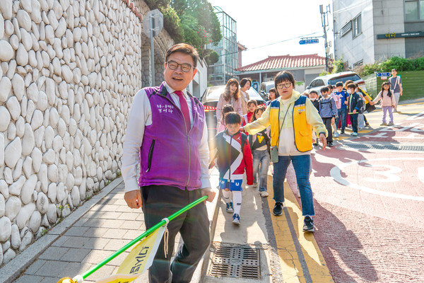 이필형 동대문구청장이 어린이 통학 안전 지도를 하는 모습 /사진제공=동대문구
