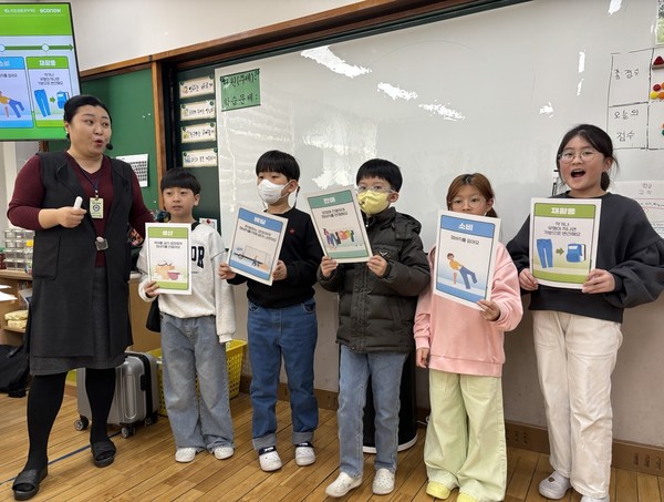 늘봄학교 기후환경교육 순환경제 탐험가는 흥미 있는 이론과 활동 수업을 통해 학생 스스로 환경문제를 인식하고 대안을 모색하게 한다. /사진제공=에코나우