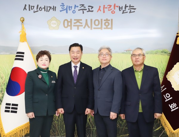 여주시의회 결산검사위원 단체 사진  /사진제공=여주시의회