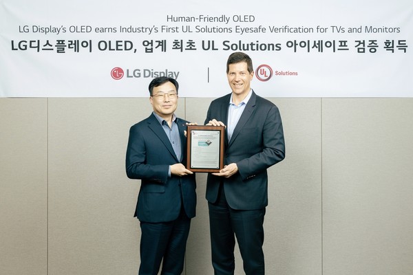윤수영 LG디스플레이  최고기술책임자(CTO)와 토드 데니슨UL 솔루션즈 글로벌 총괄 수석 부사장(Todd Denison, Senior vice president of Global Regions)이 '아이세이프3.0 검증' 획득 기념촬영을 하고 있다. /사진제공=LG디스플레이