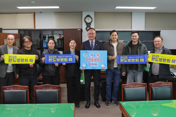 완도 치유 페스타에 동참한 착한 동행 업소 관계자들 /사진제공=완도군