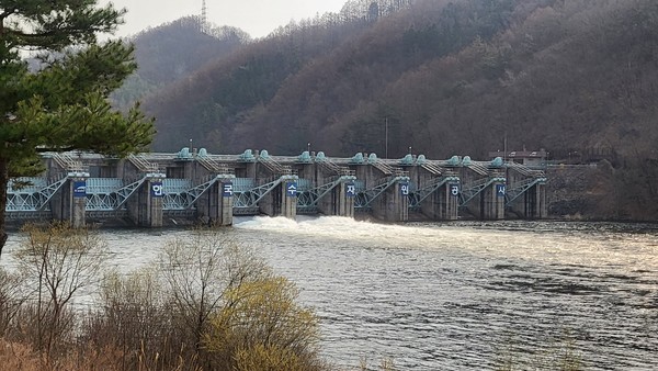 화재 진압을 위해 25일 20시부터 안동댐이 초당 80㎥로 증량했다. /사진=한국수자원공사