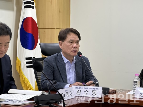 토론회 진행을 맡은 김수동 영풍제련소 공대위 상임공동대표는 영풍제련소는 불법 건축과 환경 파괴를 자연스럽게 반복해 온 기업이라며, 제련소 폐쇄·이전 이후 주민 생계와 건강, 정의로운 전환까지 포함한 지속 가능한 낙동강 유역 사회를 위한 논의가 필요하다고 밝혔다. /사진=박준영 기자