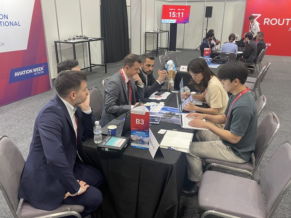 한국공항공사 직원과 터키항공 관계자가 김해-이스탄불 노선의 조속한 취항을 위해 협의하고 있다. /사진제공=한국공항공사