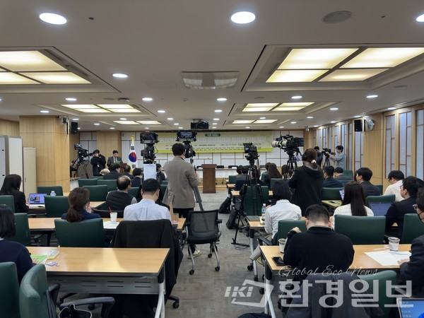 26일 여의도 국회의원회관 제3세미나실에서 온실가스 국제감축사업 이행점검과 활성화 지원 방안을 주제로 토론회가 개최됐다. /사진=박준영 기자