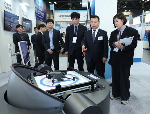 윤석대 사장(오른쪽 두 번째)이 2025년 3월 21일, 일산 킨텍스에서 개최된 ‘2025 워터코리아’에서 한국수자원공사의 관로시설 점검용 드론에 대한 설명을 듣고 있다. /사진=