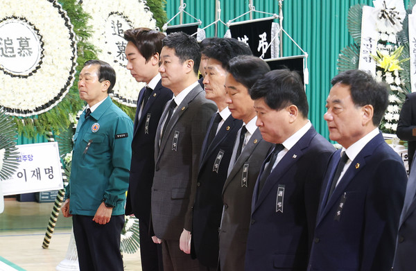 김진경 의장, 산청 산불진화 희생자 합동분향소 조문 /사진제공=경기도의회