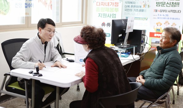 김성중 부지사, ‘1일 명예 주무관’으로 현장에서 ‘농어민 기회소득’ 직접 홍보 /사진제공=경기도