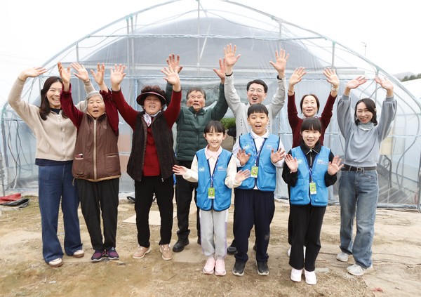 딸기농장에서 지역 초등학생 ‘기회기자단’과 함께 체험하는 김성중 부지사 /사진제공=경기도