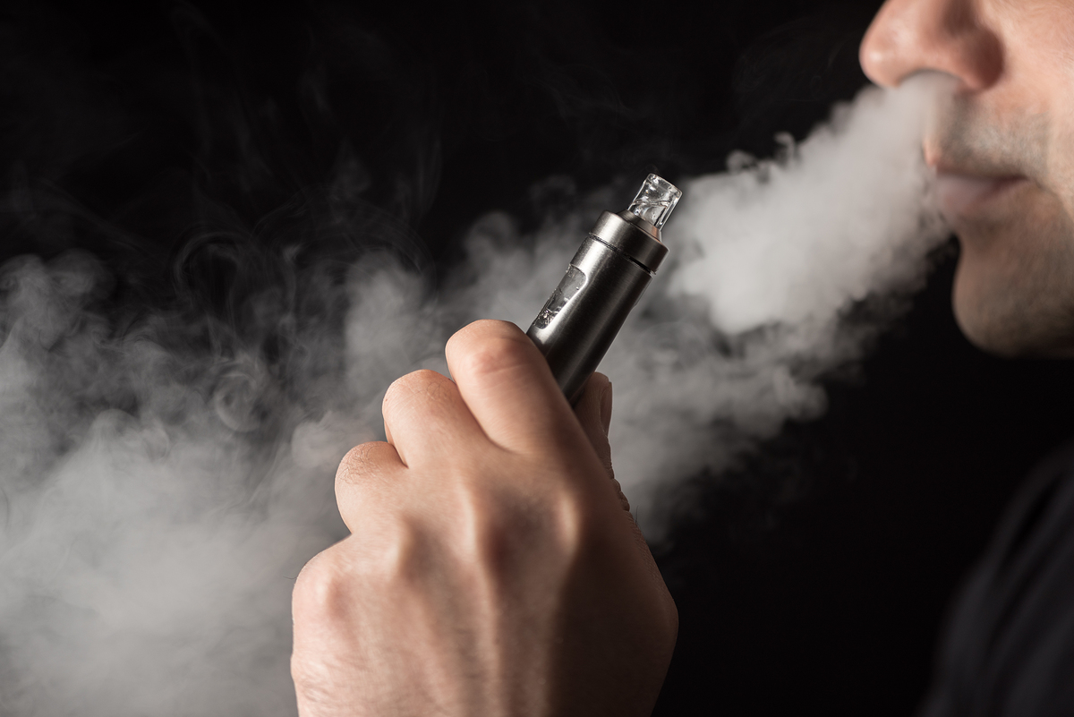 담배 형태의 흡입제류와 니코틴 용액 등 전자담배 액상과 담배성분을 흡입할 수 있는 전자담배 기기장치류는 ‘청소년 유해물건’에 해당하며 청소년에게 판매ㆍ대여ㆍ배포될 수 없다. /사진=환경일보DB