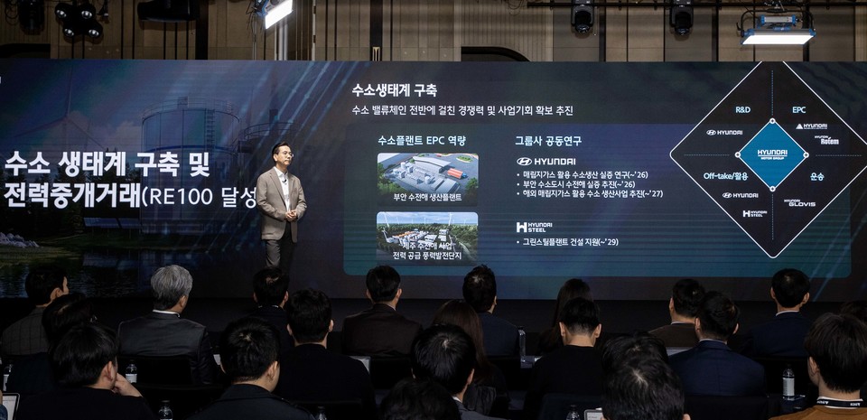 3월28일(금) 서울 여의도 페어몬트 호텔에서 열린 2025 현대건설 CEO 인베스터 데이에서 이한우 대표가 에너지 중심의 미래 성장 전략 ‘H-Road’를 발표하고 있다. /사진제공=현대건설