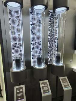 LG화학 부스 내 설치된 입자 비교 전시물 /사진=박지은 객원기자