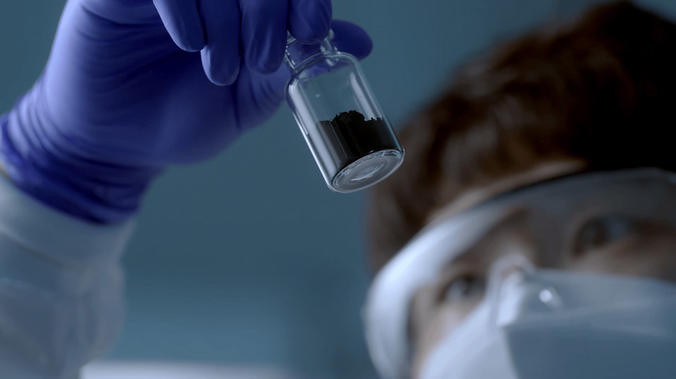 LG화학 연구원이 차세대 배터리 양극재를 살펴보고 있다. /사진=LG화학