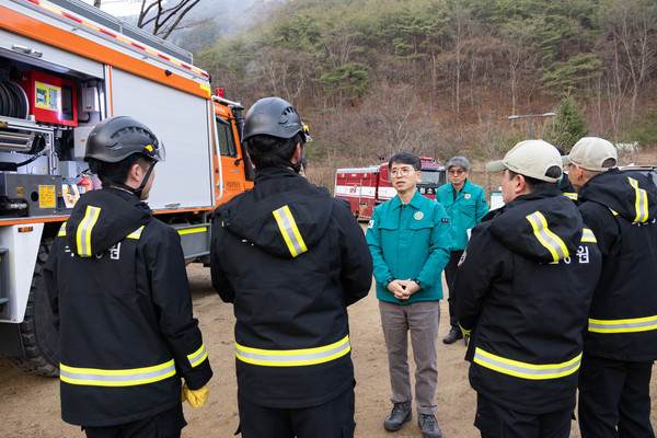 김완섭 환경부장관이 28일 경북 청송군 주왕산 국립공원을 찾아 산불 진화 작업중인 국립공원공단 직원들을 격려하며 마지막까지 잔불정리에 최선을 다해달라 당부하고 있다. /사진=환경부