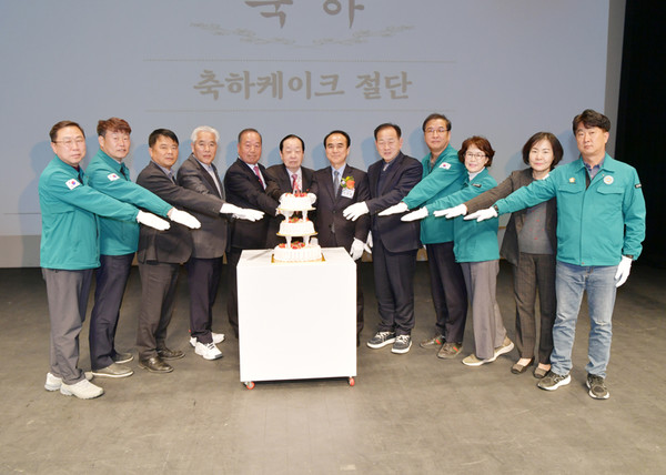 강명철 이사장이 박민철 이임 이사장, 신현국 문경시장, 문경시의회 의원들 그리고 내빈들과 축하 케이크를 자르고 있다. /사진=김영동 기자