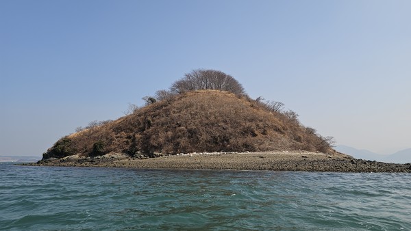 4월 이달의 무인도서 서쪽에서 본 까막섬 전경 /사진=해양수산부