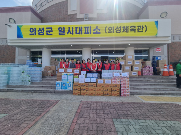 문경시종합자원봉사센터와 문경시 관내 자원봉사 단체장들이 생필품을 의성군에 전달했다. /사진제공= 문경시종합자원봉사센터